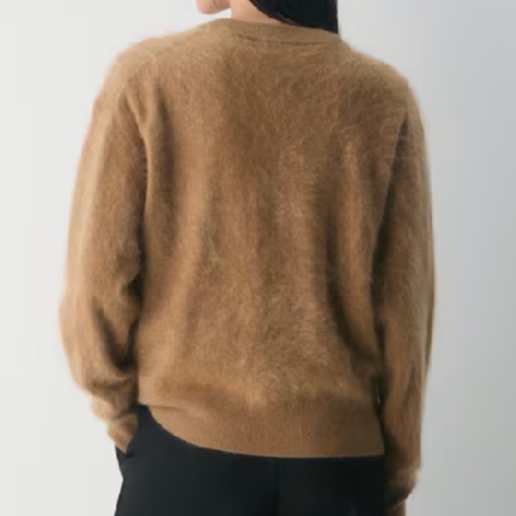 Aritzia Brushed Cashmere Relaxed CrewneckSweater.NWT. - Picture 4 of 8